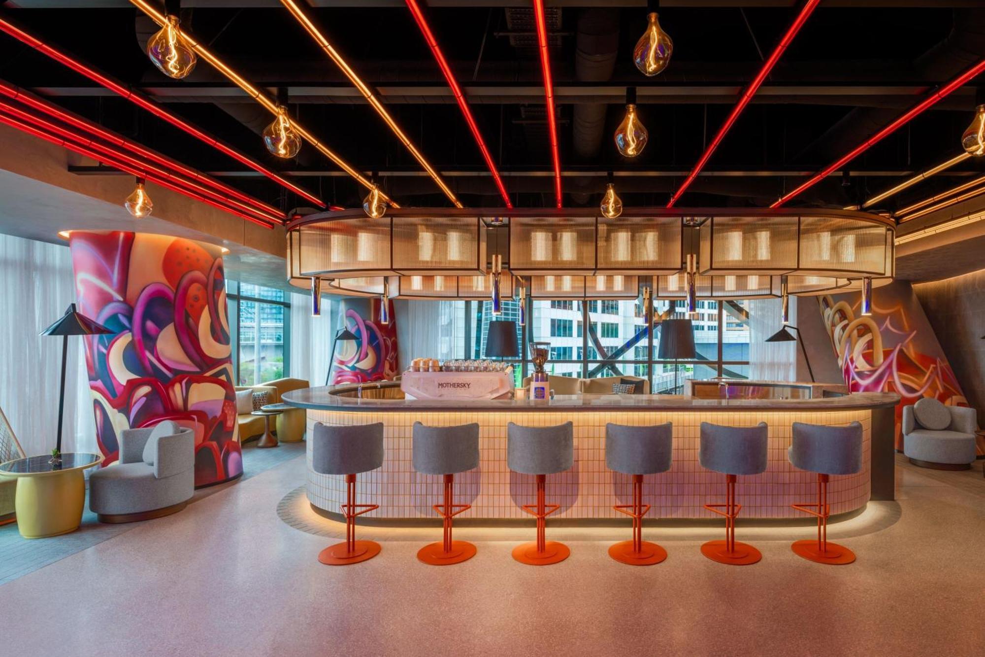فندق W سيدني المظهر الخارجي الصورة The bar at the Virgin Money Lounge at London Heathrow Airport