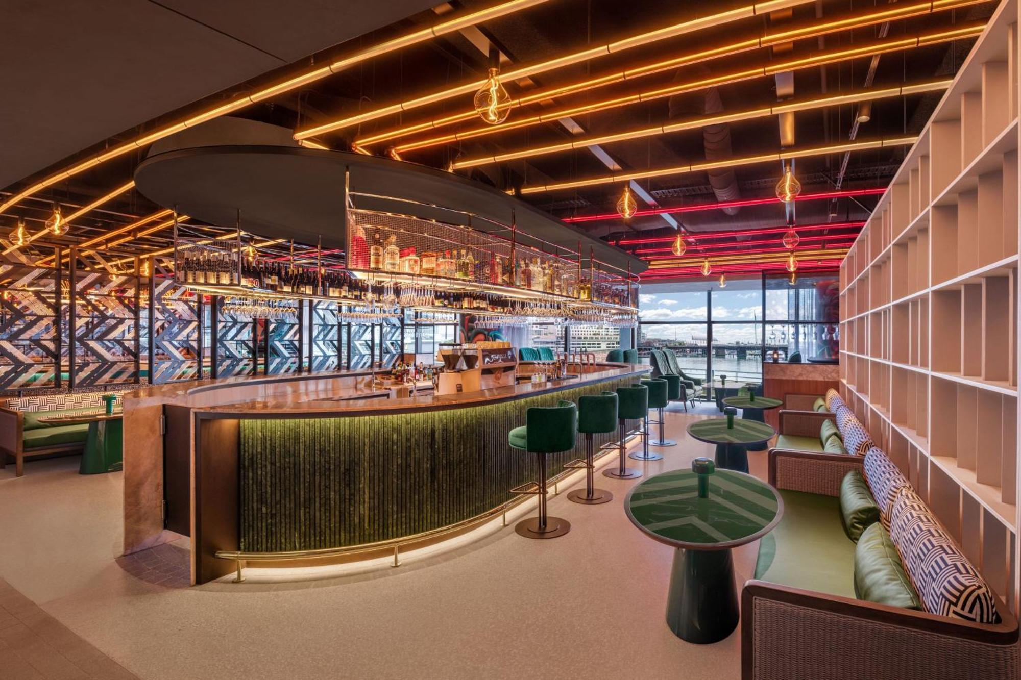 فندق W سيدني المظهر الخارجي الصورة The bar at the Virgin Atlantic Clubhouse at Heathrow Airport