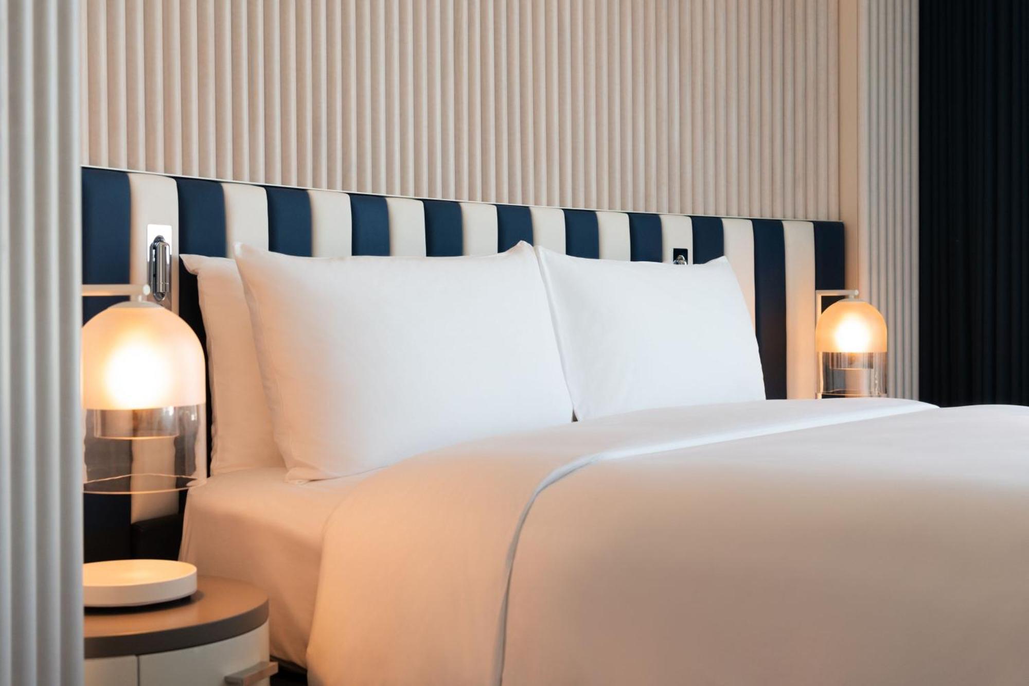 فندق W سيدني المظهر الخارجي الصورة A bed with a headboard